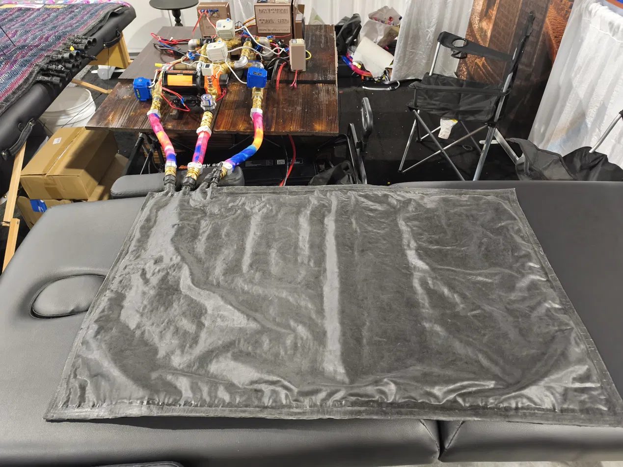 Dry hydrotherapy blanket connected on a treatment table